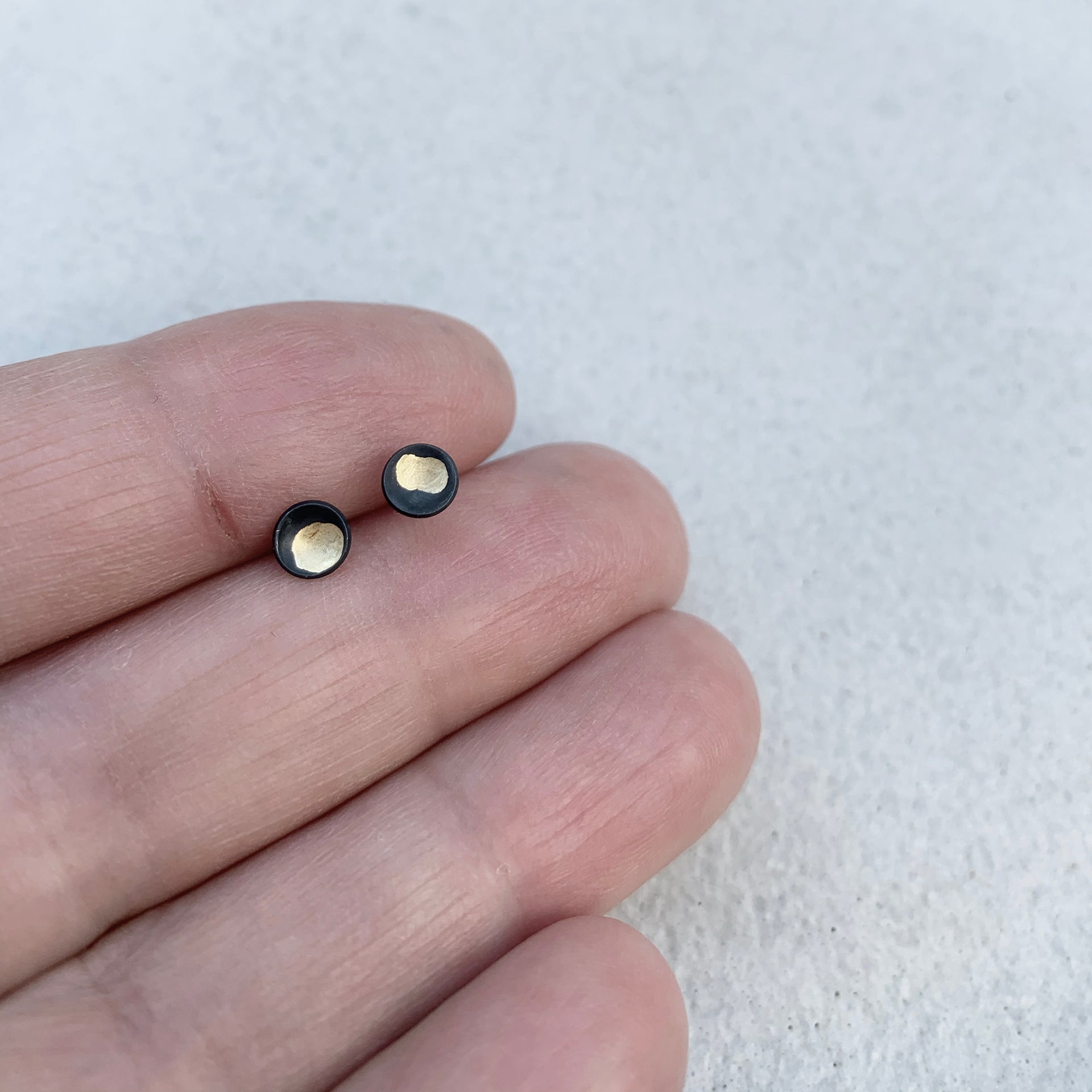 Moon studs 5mm oxidized Silver & 18k Gold