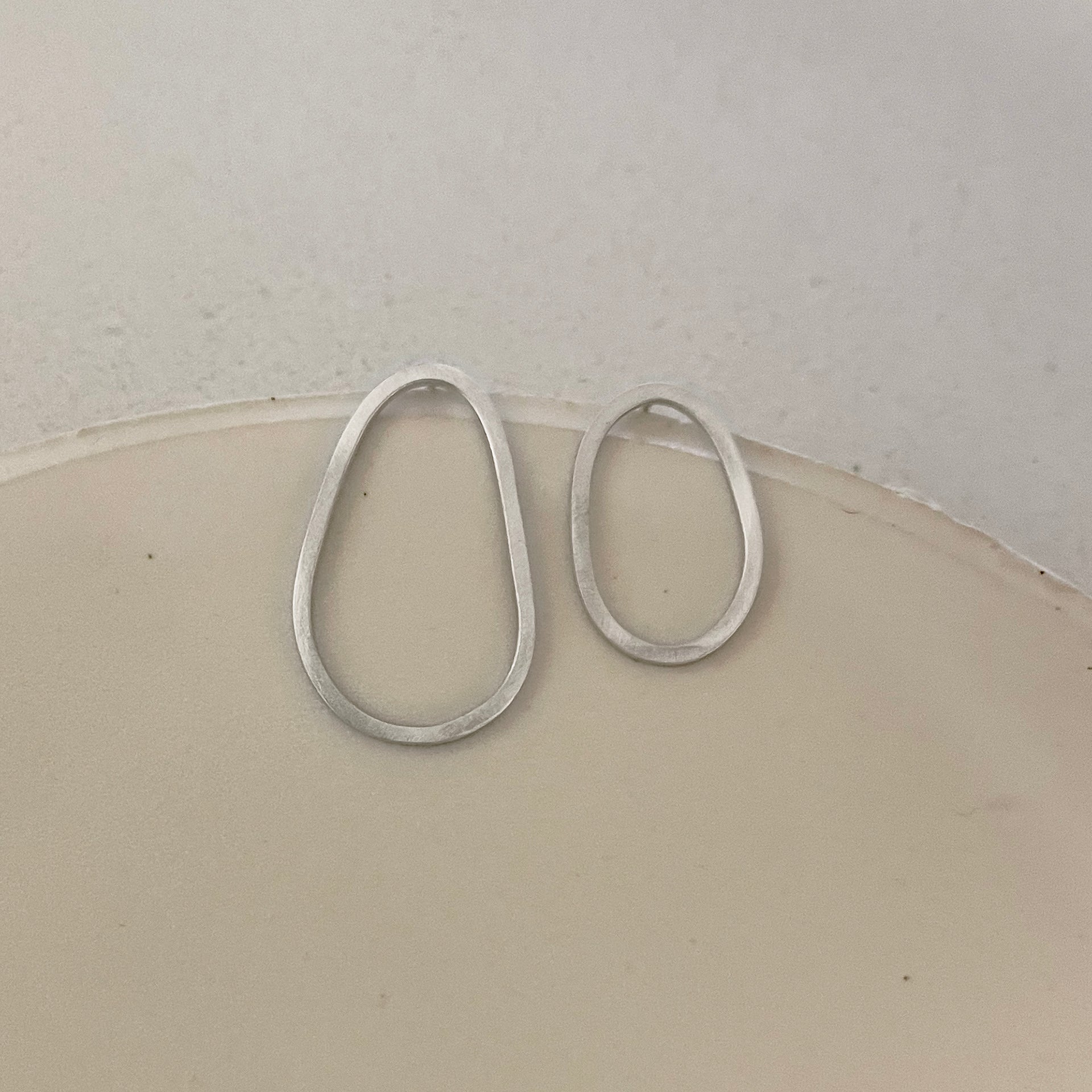 Asymmetrical rock shaped stud