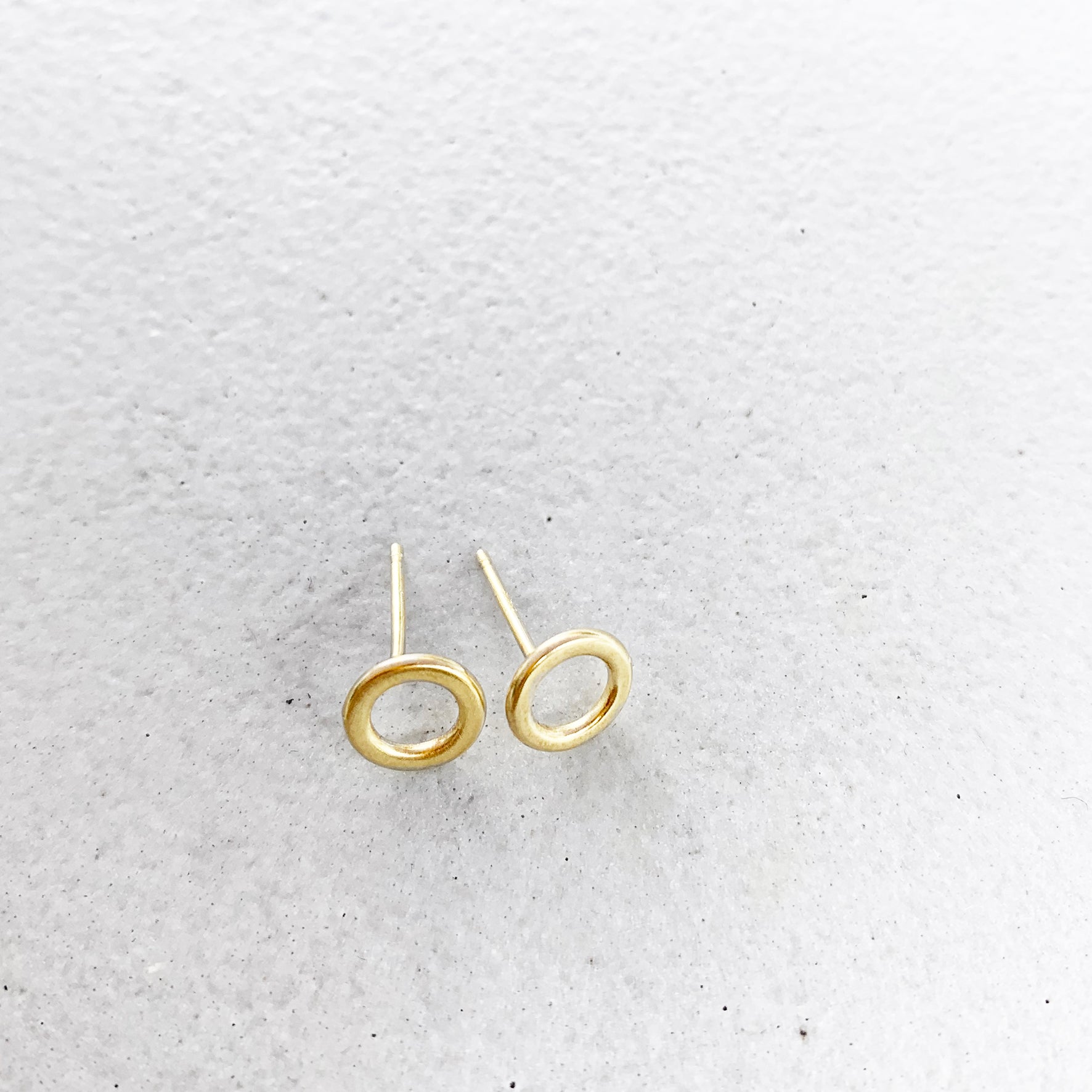 Open circle studs 6mm