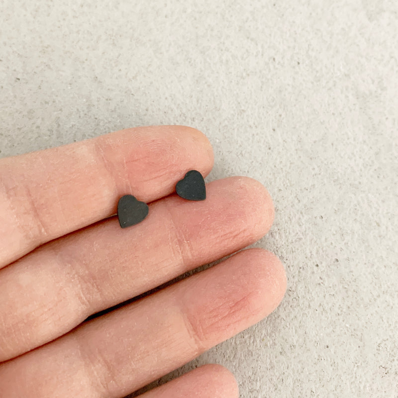 Heart studs oxidized / עגילי לב שחורים צמודים
