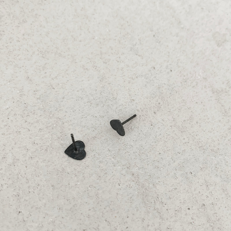 Heart studs oxidized / עגילי לב רחב