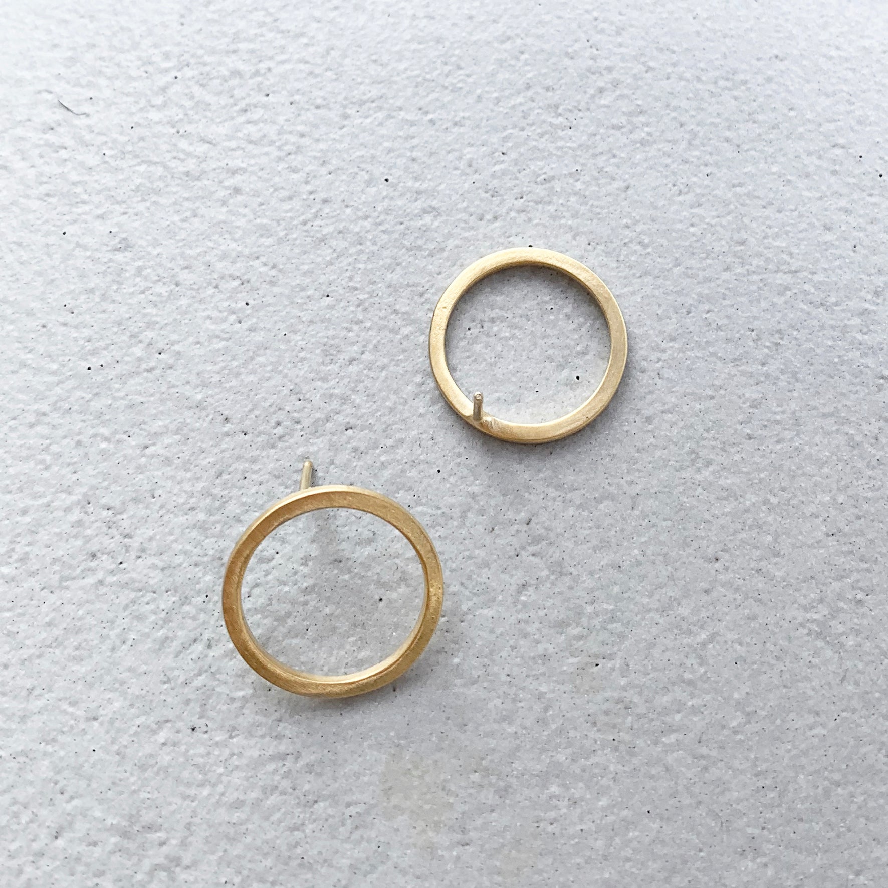 Open circle studs 18mm