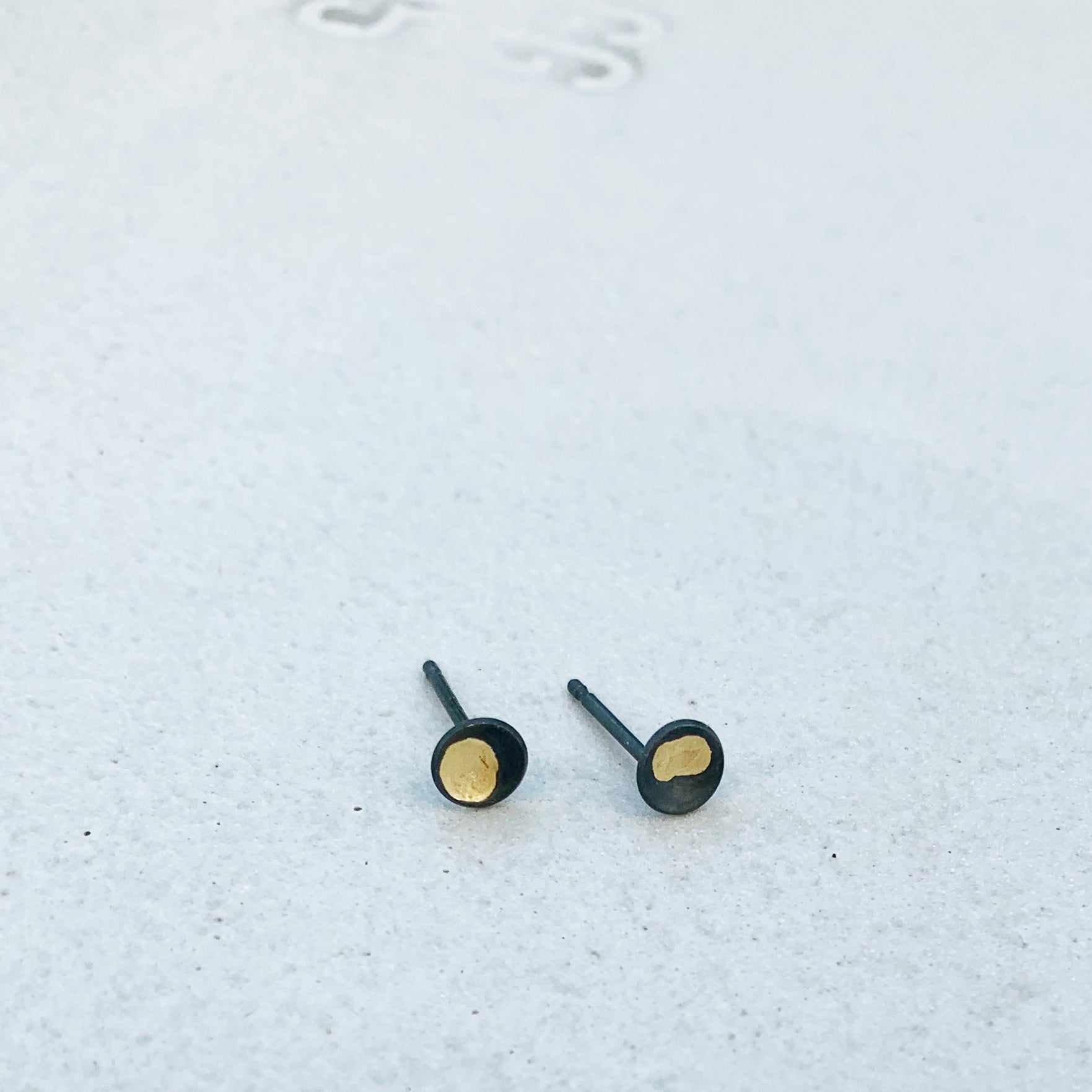 Moon studs 5mm oxidized Silver & 18k Gold